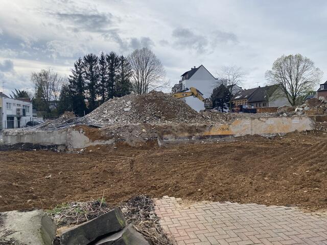 Grund &amp; Boden sind sichtbar - 1. April 24 - der Bagger-Fahrer war fleißig
