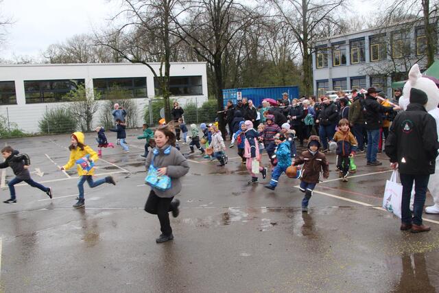 Los geht´s: Wer findet auf dem Schulhof die meisten von der KG „Alt-Paffrath“ versteckten Ostereier? Foto: Flick