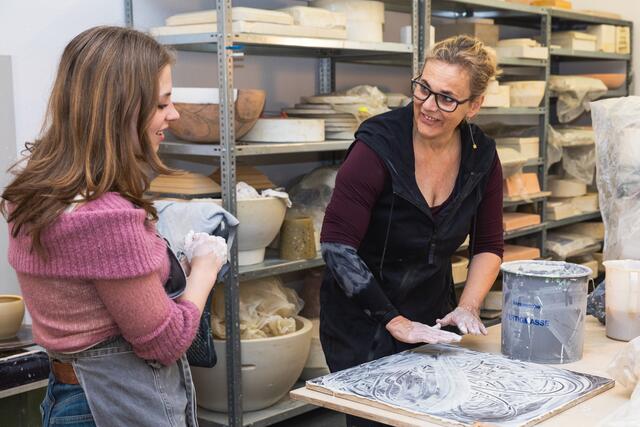 Ausprobieren im Atelier Ines Rother | Foto: Bastian Ulrich