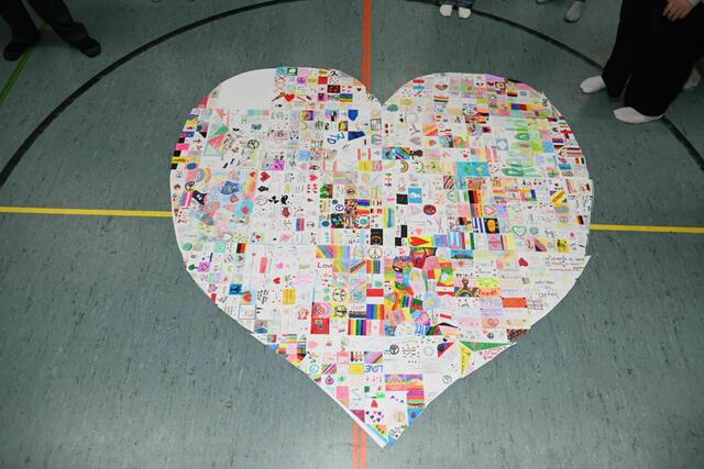Die Schülerinnen und Schüler der TOB Sekundarschule Wiehl haben ein Herz aus den einzelnen Bildern zusammengefügt.  | Foto: OBK