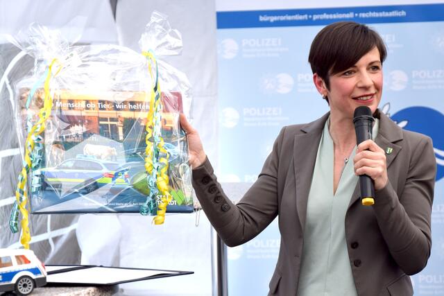 Carolin Weitzel wünschte - getreu dem Motto "Ob Mensch, ob Tier - wir helfen Dir!" - alles Gute am neuen alten Sandort. | Foto: Volker Düster