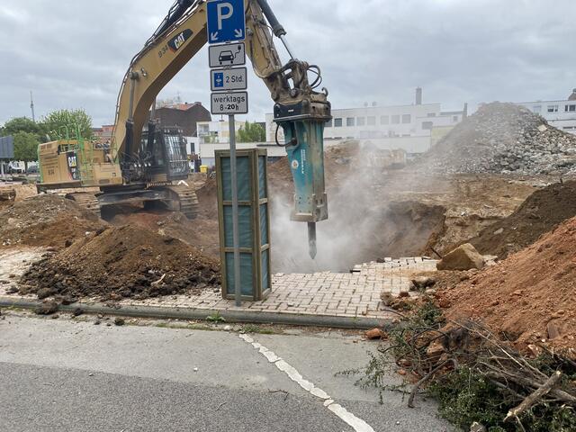 Mit starker Schlagkraft werden die Betonelemente der Pfeiler-Grundplatten zerkleinert - die tief im Boden sind.