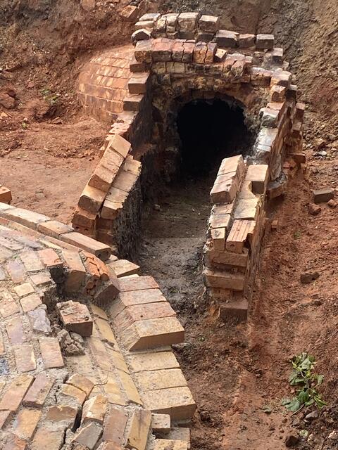 Das ist ein Fuchs - ein Abgaskanal vom Feuerraum eines Ofens zum Schornstein. Frei gelegt, unter dem Parkhaus Josefstraße.