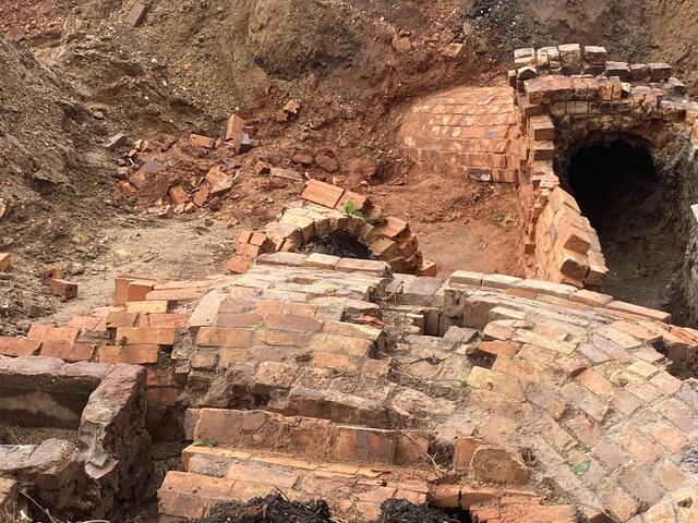 Es kommen mehrere Füchse / Abgaskanäle, der früheren Steinzeug Firma Lövenich und Hendrichs, unter dem Parkhaus zu Tage