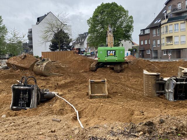 Der starke 70 Tonnen Bagger (Einsatzgewicht 71700 kg) und seine Werkzeuge - Schaufel, Zange, Brecher - im Einsatz am 12.April. 