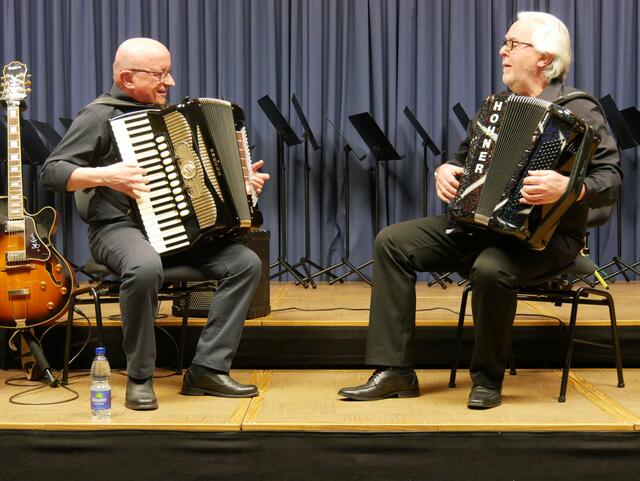 "Face 2 Face" - Wolfgang Ruß und Hans-Günther Kölz bei ihrer CD-Präsentation.  | Foto: Anita Brandtstäter
