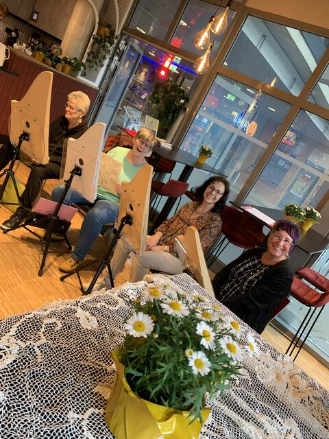 Judith Schmitz (r.) mit dem Veeh-Harfenensemble der Musikschule Hürth, ein Instrument, das auch noch von Menschen mit Handicap oder hohem Alter gelernt werden kann.  | Foto: Andrea Floß