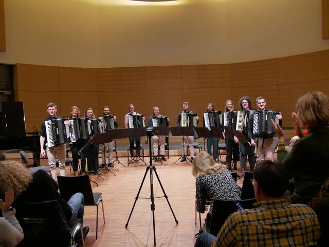 Standing Ovations für das Ensemble akkzente beim Eröffnungskonzert.  | Foto: Anita Brandtstäter