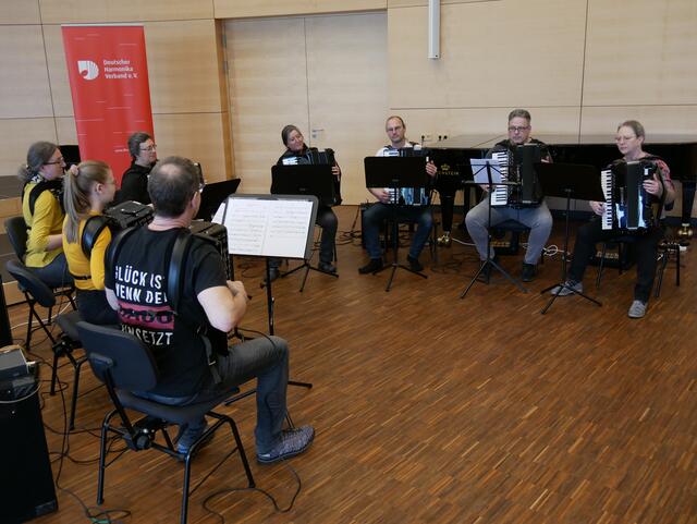 Das Doppel-Bassquartett des Ensemblekurses von Andreas Nebl und Daniel Franz als Überraschung im Abschlusskonzert.  | Foto: Anita Brandtstäter