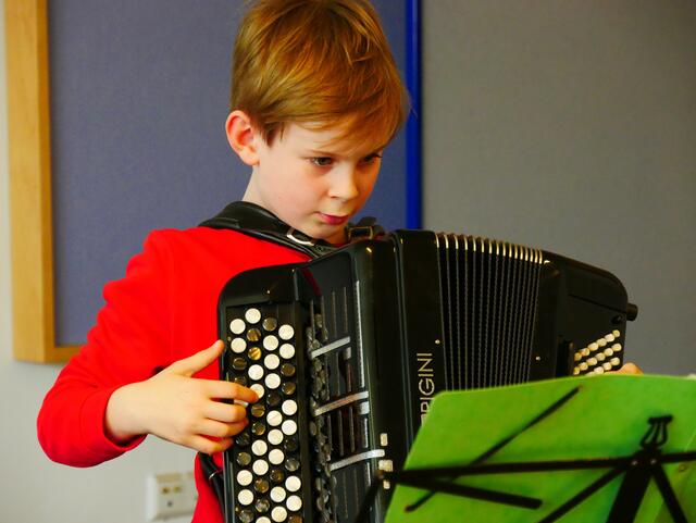 Emil Quakernack beim Workshop von Claudia Quakernack zu ihrem Konzept für den Unterricht für Kinder ab 4 Jahren.  | Foto: Ania Brandtstäter