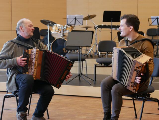 Ein Duo des Kurses Steirische Harmonika von Jakob Steinkellner im Abschlusskonzert.  | Foto: Anita Brandtstäter