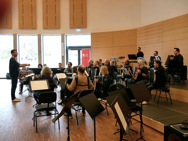 Uraufführung des Dirigierkurses von Silke D'Inka beim Abschlusskonzert mit einem neuen Werk von Leon Jonas Thieme.  | Foto: Anita Brandtstäter