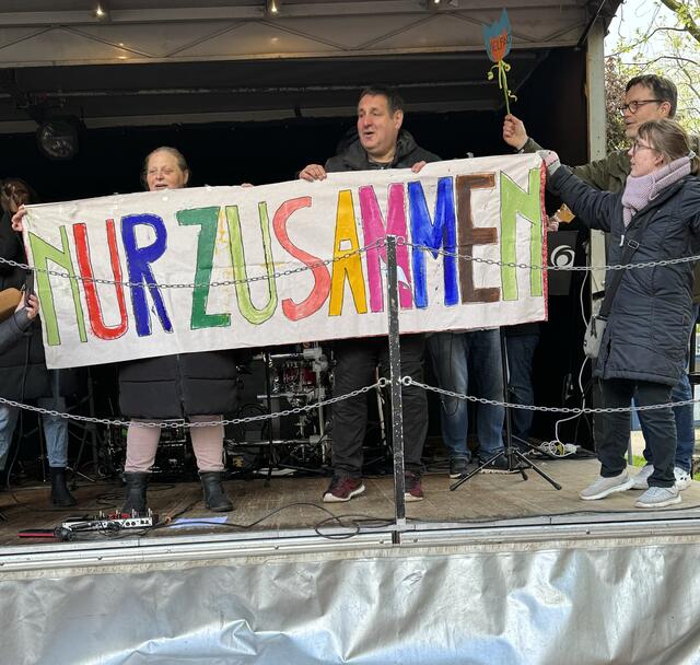 Es geht nur zusammen, es geht nicht allein - das ist der Refrain von unserem Lied ZUSAMMEN. Und ALLE haben mitgemacht. Das war cool. Das Lied haben wir uns mit Peter Worms überlegt zum Protesttag zur Gleichstellung für Menschen mit Behinderung am 5. Mai.  | Foto: Blatt-Gold