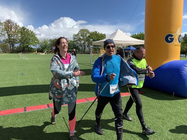 Zieleinlauf für Eva Ulmer, Stefan Stumm und Waldemar Wischnewski, alle drei unter den Gewinnern des Walking-Wettbewerbs bei "Glessen läuft". | Foto: Andrea Floß