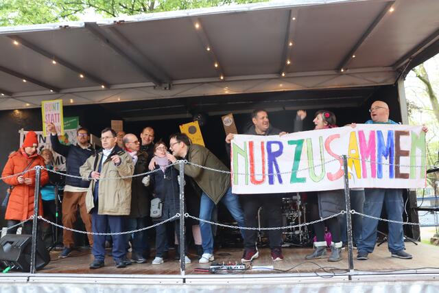 Und jetzt alle: „Es geht nur zusammen, es geht nicht allein“ - unser Lied mit Peter Worms.  | Foto: Margret Klose