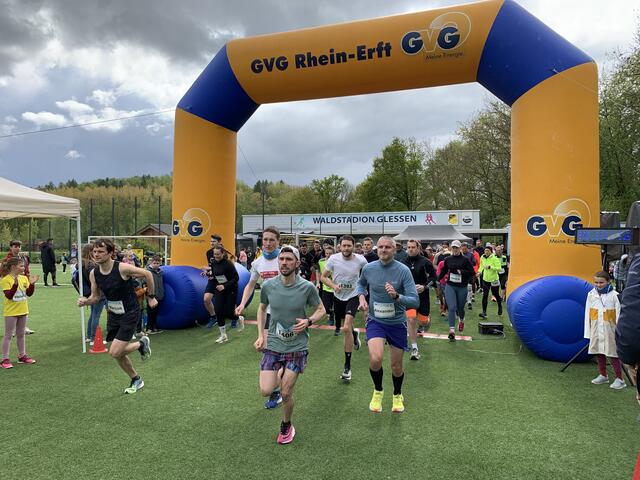 Start des 10-Kilometer-Laufs bei "Glessen läuft" im Waldstadion. | Foto: Andrea Floß