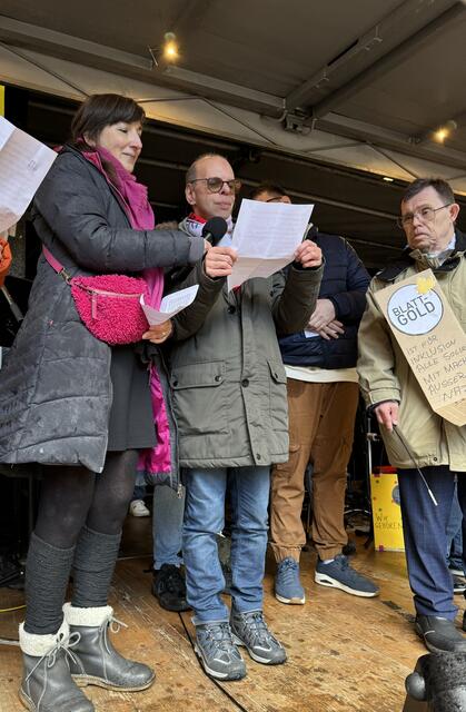 Das bin ich auf der Bühne, wo ich meinen Text vorlese. Das war ein ganz besonderer Moment für mich. | Foto: Blatt-Gold