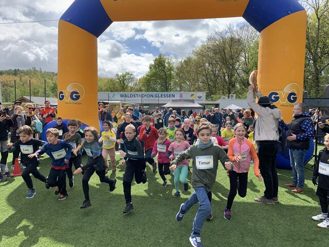 Beim 1500 Meter Maxi-Lauf waren 33 Mädchen und Jungen im Glessener Waldstadion am Start.   | Foto: Andrea Floß
