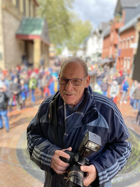 Das ist Walter Kirch vom Bündnis für Demokratie und Vielfalt. Er hat die Demo mit organisiert. | Foto: Blatt-Gold