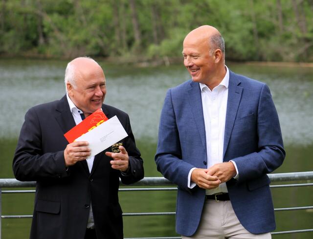 Uwe Maagh, Leiter des Bezirkes und Landrat Frank Rock | Foto: D. Fischer