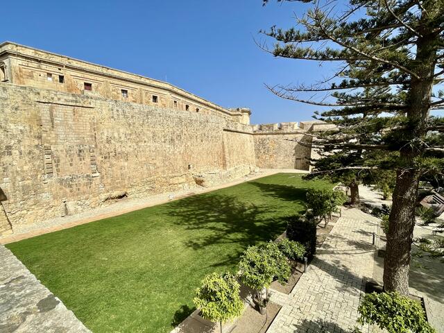 Die historische Festungsstadt Mdina (kein Autoverkehr innerhalb der Stadtmauern) gehört zu den schönsten ihrer Art in ganz Europa: Barocke Prachthäuser, charmante Gässchen und kleine Plätzchen mit Cafés zum Verweilen ergeben ein unvergessliches Ensemble. | Foto: Daniel Basler