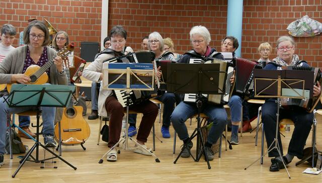 Ein Blick in die Akkordeonsektion bei der Abschlusspräsentation des Klezmer-Workshops mit Stefanie Hölzle und Daniel Marsch.  | Foto: Anita Brandtstäter