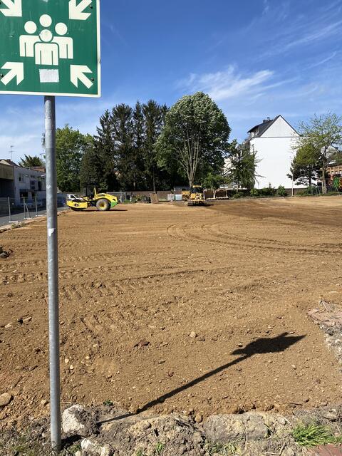 Das Parkhaus abgerissen und die Fläche befestigt und planiert. Nun könnte die Stadt die Fläche als Parkplatz nutzen - die Geschäftsleute und Anwohner würde es freuen. 29. April