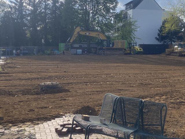 Die Fläche ist mit Kies planiert - das Parkhaus ist Geschichte 25. April
