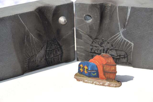 Form und Resultat seiner ersten Arbeit: „Das Faß“ von 1993 ist die erste Gießform, die Franz Josef Gronewald eigenständig hergestellt hat.  | Foto: Lars Kindermann