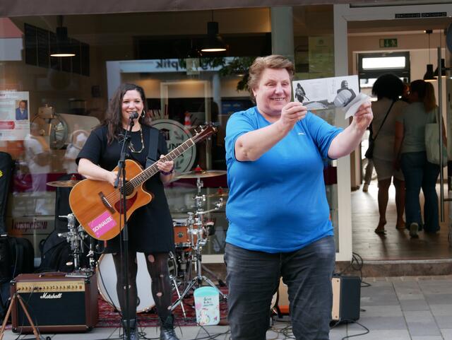 Franzi Kusche verloste auch eine CD.  | Foto: Anita Brandtstäter