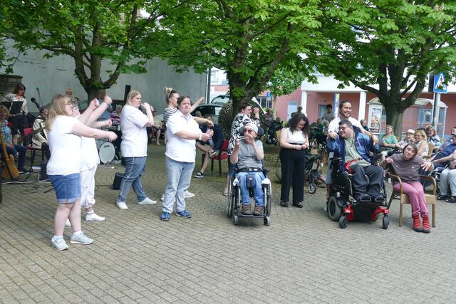 Inklusive Tanzgruppe der Tanzschule Breuer Brühl mit zwei Tänzen im Rahmen des Mitsingkonzertes am CBT Wohnhaus St. Lucia.  | Foto: Wolfhard Brandtstäter