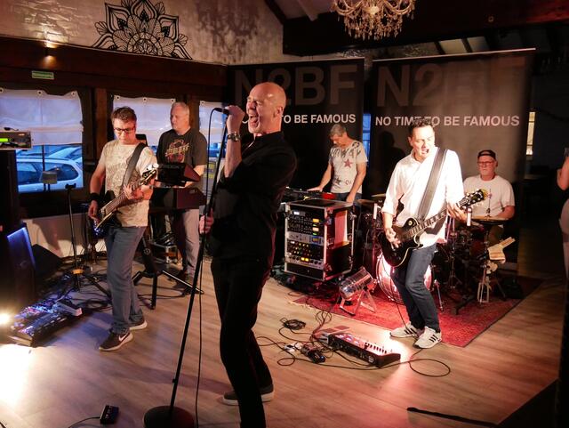 N2BF - No Time To Be Famous - im Restaurant Kulisse.  | Foto: Anita Brandtstäter