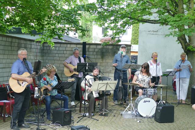 Das Ensemble des Mitsingkonzertes im CBT Wohnhaus St. Lucia.  | Foto: Wolfhard Brandtstäter