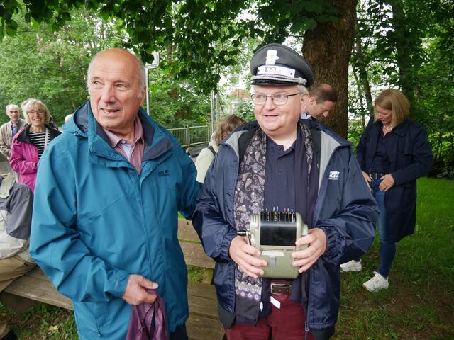 Klaus Heider überreicht Bernhard Geuss den Fahrscheindrucker | Foto: Wilfried Storb