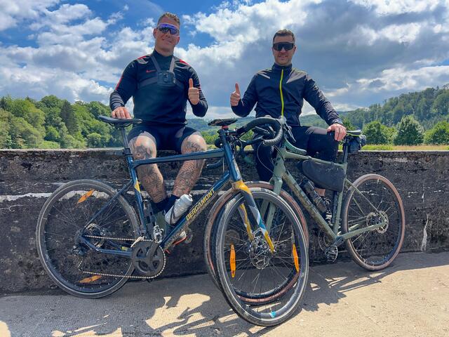 Stefan (32) und Konstantin (40) haben viel vor: Auf ihren Fahrrädern wollen sie von Köln nach London fahren.  | Foto: zVg