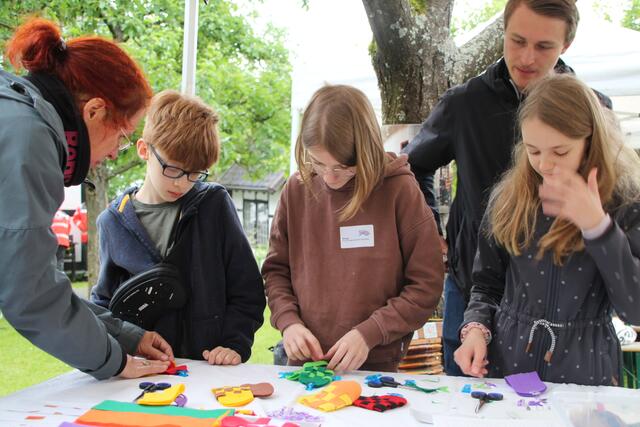 Viel Kreativität bewiesen die Schülerinnen und Schüler im Workshop „Den Dreh raus haben“, zu dem das Bandwebermuseum Wuppertal eingeladen hatte. Foto: Flick