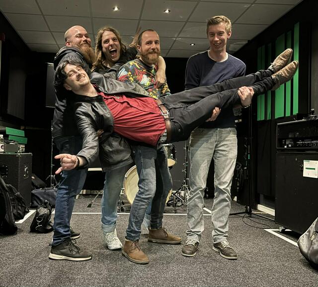 Foto: Alle Fotos by Werner Kilian und mit freundlicher Genehmigung von CAMP FIRE, BIG SHUNT und FISHNET STOCKINGSINTO DEEP