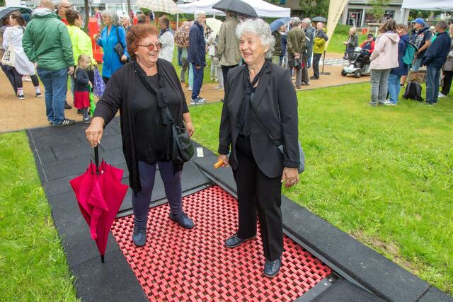 Die Geschwister Duasanka Jakob (l.) und Katica Schöngen probieren das barrierefreie Trampolin aus. Foto: Axel König