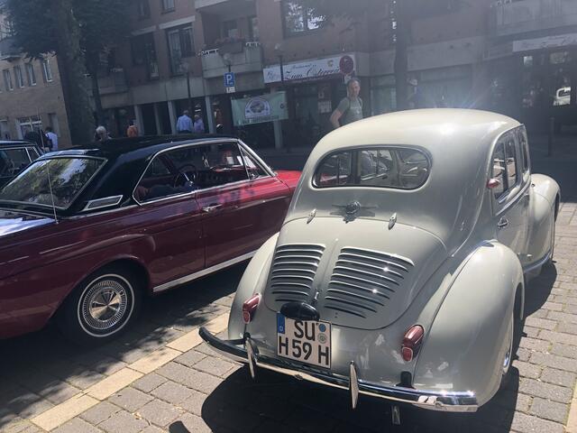 Schon mal Werbung für das große Oldtimer-Fest der Stadt wurde auf der Bonner Straße gemacht, | Foto: Montserrat Manke