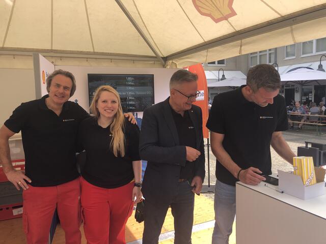 Stifte mit Lasergravur gab es beim Shell Energy and Chemicals Park Rheinland. | Foto: Montserrat Manke