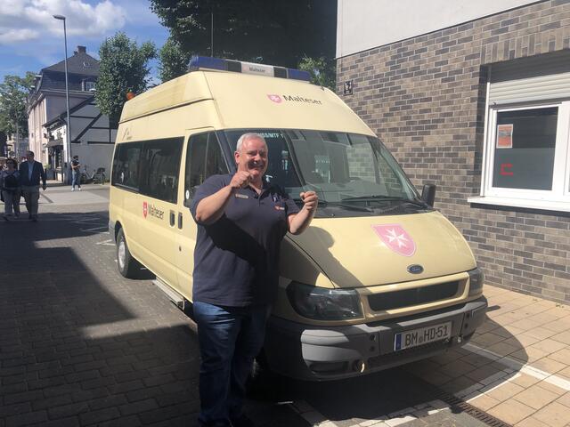 Holger Quentin vor dem Mobil der Malteser. | Foto: Montserrat Manke