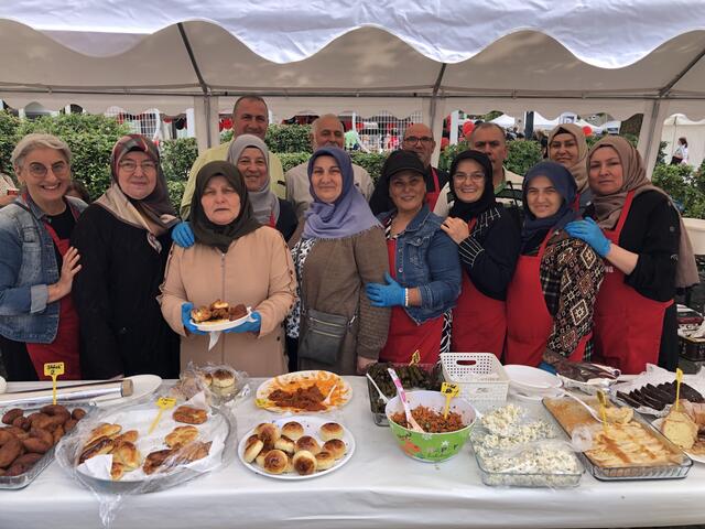 Wie immer einer der beliebtesten Stände beim Stadtfest, weil alles so lecker ist: Die Damen des türkisch-islamischen Kulturvereins Wesseling und Umgebung hatten tagelang gekocht, und die Köstlichkeiten gingen weg wie warmes Pide. Beim Dönerspieß bildeten sich lange Schlangen. | Foto: Montserrat Manke