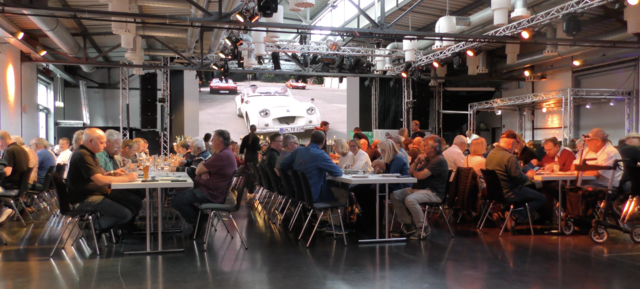 Alle warten gespannt auf die Pokalübergabe | Foto: Wilfried Storb