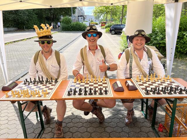 Das designierte Efferener Dreigestirns 2025 trat am Schachbrett gegeneinander an.  | Foto: Schachverein Berrenrath