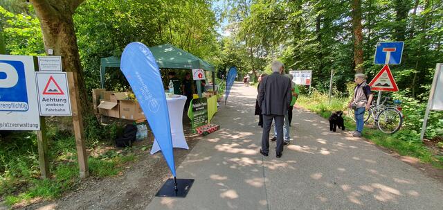 Beachflags auf Wunsch von Sponsor Stadtwerke Brühl gut positioniert. | Foto: Heinz Könen