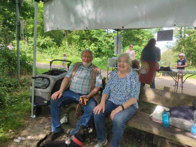 Karin &amp; Christoph Oehl, Igelstation Pulheim seit 1973, gönnen sich einen Zwischenstopp an Checkpoint 2 | Foto: Mechtild Kanisius-Krämer