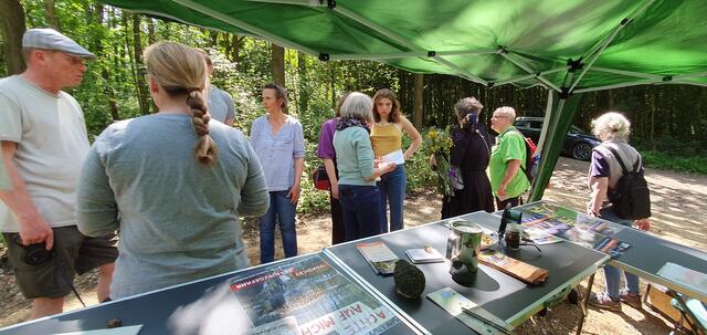Simone Bergheim, Igelhilfe Erftstadt, und Brigitte Jakobs, Igelhilfe Eschweiler-Bohl, informieren an Checkpoint 3 was das Zeug hält | Foto: Heinz Könen