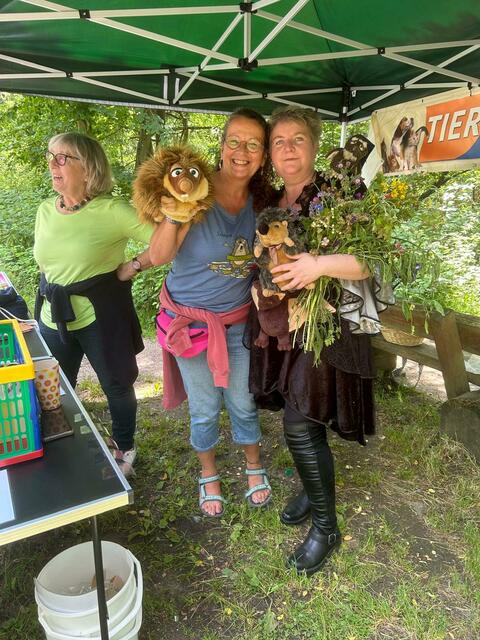 Kräuterhexe Iris Köhler, Susanne Giesen-Pätz, Igelhilfe Wesseling, und Mechtild Kanisus-Krämer (von rechts) haben Spaß an Checkpoint 2 | Foto: Heinz Könen