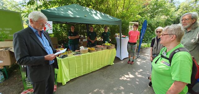 Drei Mädels von Premiumsponsor Fressnapf Klinger, Sabrina Remus &amp; Team. Geburtstagsgrußwort von Bürgermeister Dieter Freytag | Foto: Heinz Könen