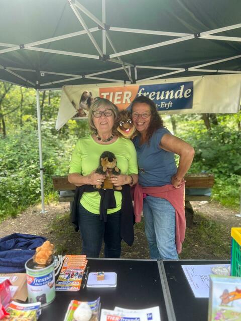 Spaß und Freude an Checkpoint 2, (von links) Mechtild Kanisius-Krämer und Susanne Giesen-Pätz, Igelhilfe Wesseling | Foto: Iris Köhler